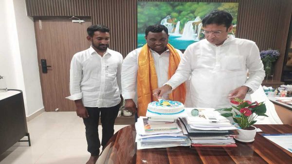 యూసుఫ్ మహమ్మద్ కి జన్మదిన శుభాకాంక్షల తెలిపిన మంత్రి