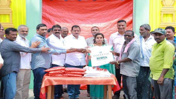 బతుకమ్మ, దసరా పండుగ సందర్భంగా పారిశుద్ధ్య కార్మికులకు కొత్త బట్టల పంపిణీ