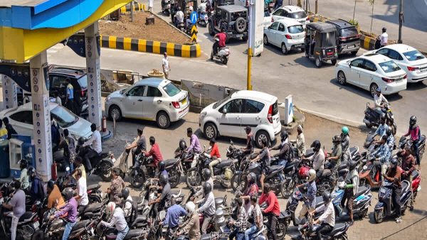 తెలుగు రాష్ట్రాల్లో ఇంధన సెగ.. బంకుల ముందు బారులు..!