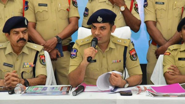 పీఎంజే జ్యువెలరీ దోపిడీ కేసులో అంతర్రాష్ట్ర ముఠా అరెస్ట్