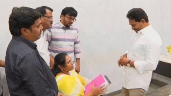 జగన్‌ను కలిసిన సుగాలి ప్రీతి తల్లిదండ్రులు